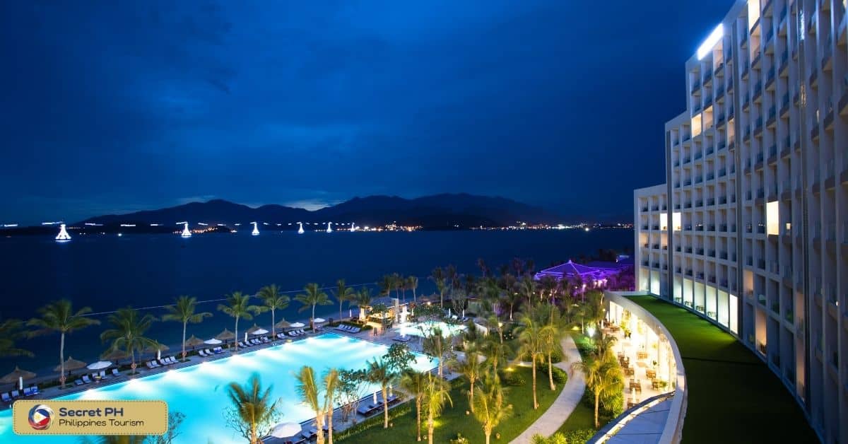 Shangri-La Mactan, Cebu, Pool at Night
